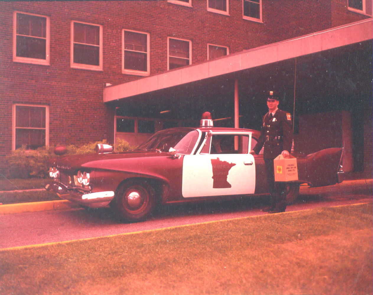 Photo of Minnesota State Patrol Officer delivering donated eyes to the University